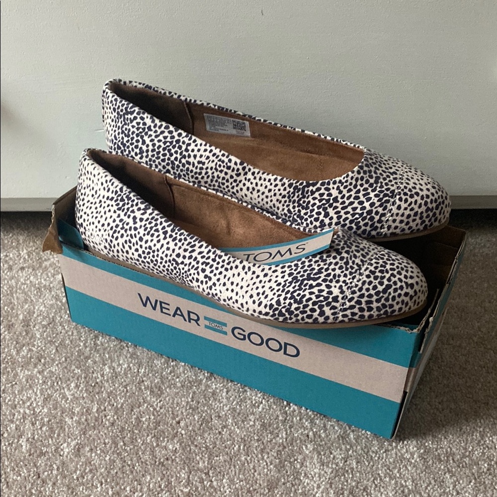 NWT. Tom’s Fey Beige Mini Cheetah Suede Flat